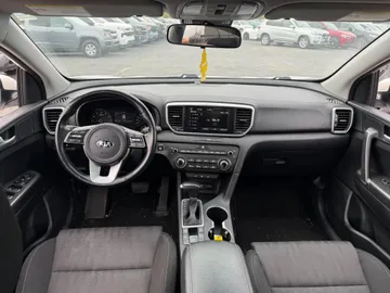 2020 Kia Sportage - image 9