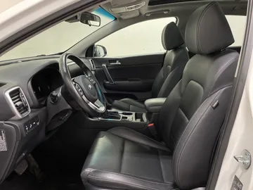 2022 Kia Sportage - image 3