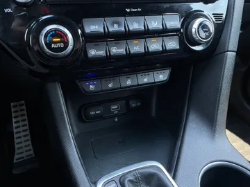 2021 Kia Sportage - image 24