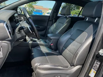 2021 Kia Sportage - image 3