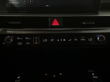 2025 Kia Sorento Hybrid - image 23
