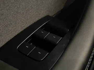 2024 Tesla Model 3 - image 25