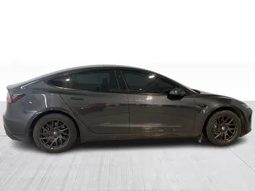 2024 Tesla Model 3 - image 9