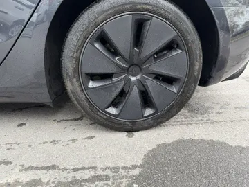 2024 Tesla Model 3 - image 7