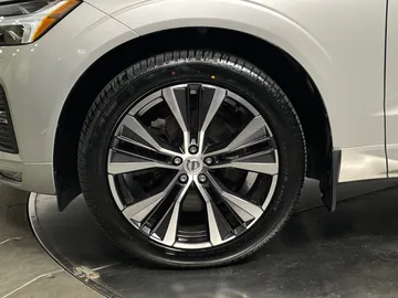 2022 Volvo XC60 - image 7