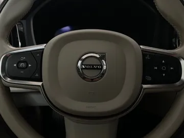 2022 Volvo XC60 - image 19