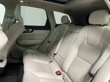 2022 Volvo XC60 - image 16