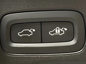 2022 Volvo XC60 - image 22