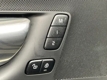 2022 Volvo XC60 - image 17