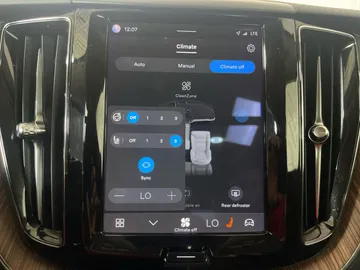 2022 Volvo XC60 - image 26