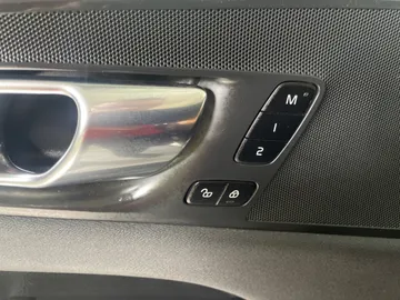 2022 Volvo XC60 - image 22