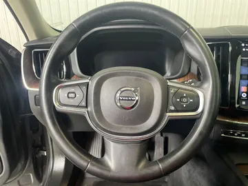2022 Volvo XC60 - image 19