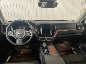 2022 Volvo XC60 - image 4