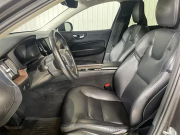 2022 Volvo XC60 - image 3