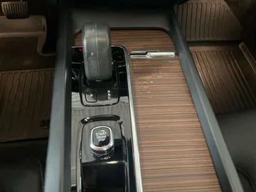 2022 Volvo XC60 - image 27