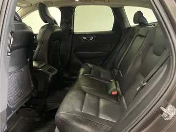 2022 Volvo XC60 - image 16