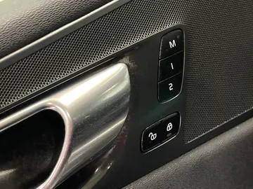 2022 Volvo XC60 - image 24