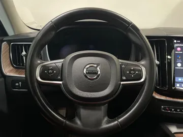 2022 Volvo XC60 - image 26