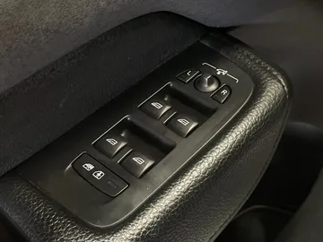 2022 Volvo XC60 - image 23