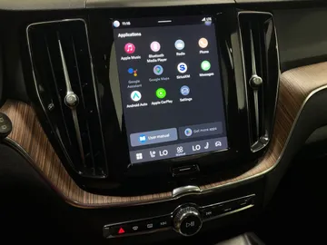 2022 Volvo XC60 - image 8