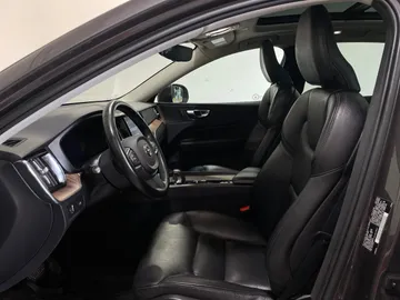 2022 Volvo XC60 - image 3