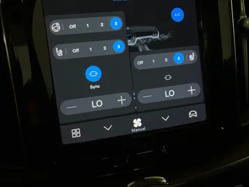 2022 Volvo XC60 - image 25