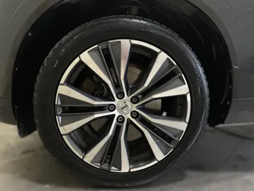 2022 Volvo XC60 - image 7
