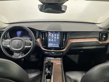 2022 Volvo XC60 - image 4