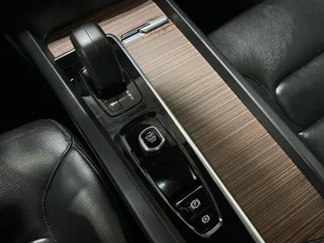 2022 Volvo XC60 - image 29