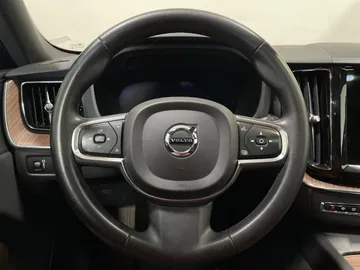 2022 Volvo XC60 - image 25