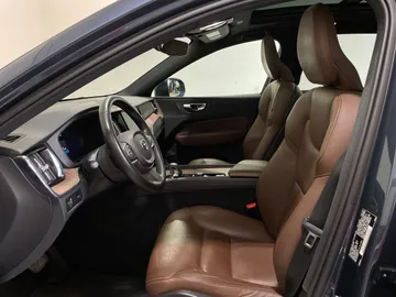 2022 Volvo XC60 - image 3