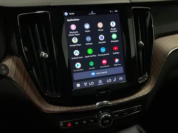 2022 Volvo XC60 - image 8