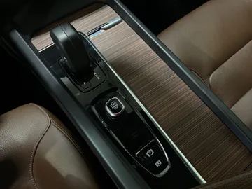 2022 Volvo XC60 - image 28