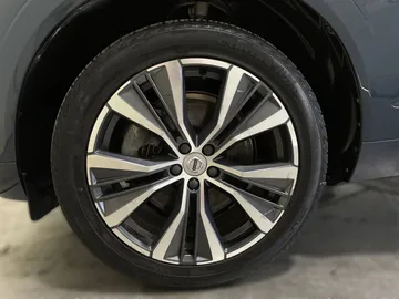 2022 Volvo XC60 - image 7