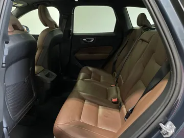 2022 Volvo XC60 - image 16