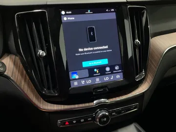 2022 Volvo XC60 - image 26