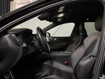 2022 Volvo XC60 - image 3