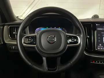 2022 Volvo XC60 - image 18