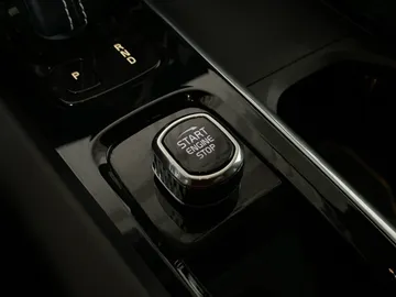 2022 Volvo XC60 - image 24
