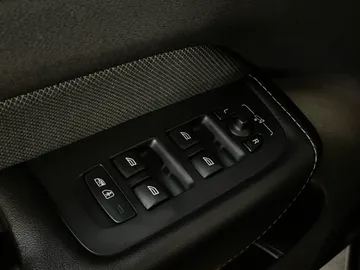 2022 Volvo XC60 - image 26