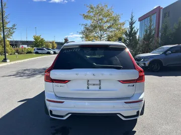 2022 Volvo XC60 - image 6