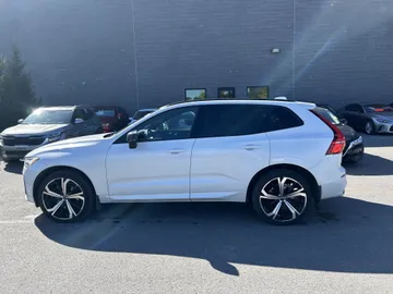2022 Volvo XC60 - image 4