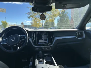 2022 Volvo XC60 - image 9