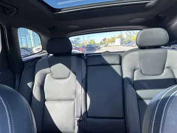 2022 Volvo XC60 - image 8