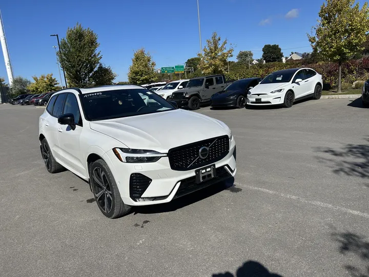 2022 Volvo XC60 - main image