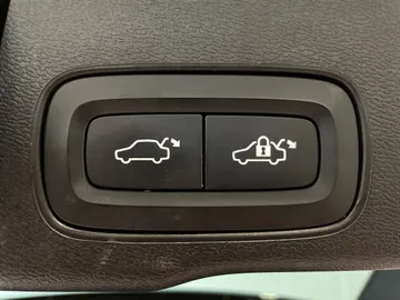 2022 Volvo XC60 - image 23