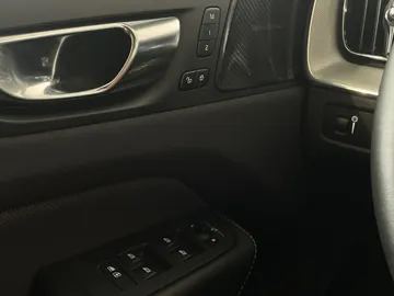 2022 Volvo XC60 - image 28