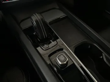 2022 Volvo XC60 - image 27