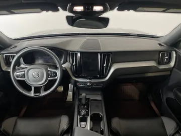 2022 Volvo XC60 - image 4