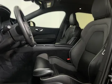 2022 Volvo XC60 - image 3